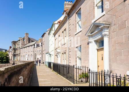 Georgianische Häuser an den Quay Walls Stadtmauern oder elisabethanische Stadtmauern Berwick-upon-Tweed oder Berwick-on-Tweed Northumberland England GB UK Europa Stockfoto