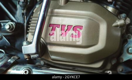 05. Oktober 2021 Reengus, Rajasthan, Indien. Bild eines TVS Motorrad Radeon Motor mit seinem Logo. Stockfoto