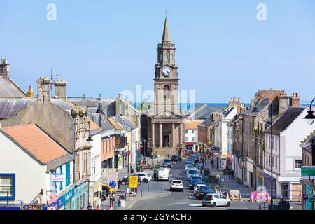 Luftaufnahme der Geschäfte und Geschäfte auf Marygate mit Rathaus und Butter Market Berwick-upon-Tweed oder Berwick-on-Tweed Northumberland England GB UK Stockfoto