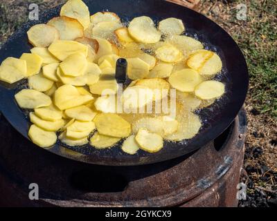 In einem holländischen Ofen wurden natürliche Kartoffelchips aus einem hohen Winkel hergestellt Stockfoto
