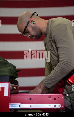 Ein Airman, der der 36. Aircraft Maintenance Unit zugewiesen wurde, stellt Werkzeuge während eines vierteljährlichen Laderampffirmwettbewerbs gegen die 36. AMU am 17. Januar 2019 auf dem Osan Air Base, Republik Korea, aus. Der Wettbewerb bestand aus drei Mitgliedern für jedes Team, um ein Flugzeug schnell auf einsatzbereite Fähigkeiten vorzubereiten und dabei alle Verfahren und Prozesse zu befolgen. Der 25. AMU war mit dem A-10 Thunderbolt II ausgestattet, der 36. AMU mit dem F-16 Fighting Falcon. (USA Foto der Luftwaffe von Staff Sgt. Ramon A. Adelan) Stockfoto