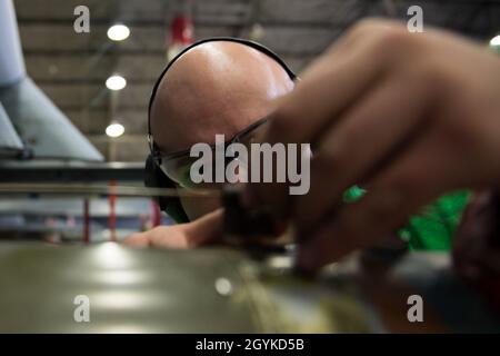 Ein Airman, der der 25th Aircraft Maintenance Unit zugewiesen wurde, verbindet einen Draht mit der letzten Waffe, die während eines vierteljährlichen Laderampffreundwettbewerbs gegen den 36. AMU am 17. Januar 2019 auf der Osan Air Base mit einem A-10 Thunderbolt II geladen wurde. Republik Korea.der Wettbewerb forderte die Mannschaften der Waffenladen aufgrund ihrer Expertise, Genauigkeit und Geschwindigkeit heraus, Flugzeuge mit einer Vielzahl von Munitionsmitteln auszustatten. Für den 25. AMU sind sie für das Laden des A-10 Thunderbolt II verantwortlich, und der 36. AMU ist für den F-16 Fighting Falcon verantwortlich. Die Teams bestanden aus drei Mitgliedern, die von ihren Einheiten per Hand ausgewählt wurden, um teilzuhaben Stockfoto