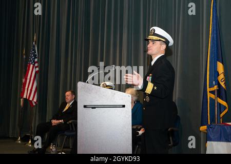 KEYPORT, Washington (Jan 17, 2020) Adm Hinten. Douglas Perry, Commander der Submarine Group 9 und ein vorheriges Besatzungsmitglied des Schnellangriffs-U-Bootes USS Pittsburgh (SSN 720) der Los Angeles-Klasse, halten während der Inaktivierungszeremonie des Bootes im US Naval Undersea Museum in Keyport, Washington, am 17. Januar, Bemerkungen ab. Pittsburgh und ihre Crew machten ihren ersten arktischen Transit für einen letzten Heimnetzwechsel von Groton, Connecticut, nach Bremerton, Washington, der am 28. Mai eintraf, 2019 um den Inaktivierungs- und Stilllegungsprozess zu starten. (USA Navy Foto von Mass Communication Specialist 1st Class Andrea Perez/Relea Stockfoto