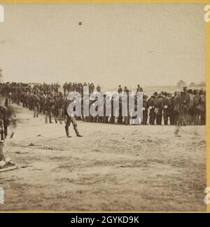 Konföderierte Gefangene werden von Unionssoldaten bewacht, nachdem sie von General Philip Sheridan in der Schlacht von Five Forks, 3. April 1865, nach dem Sturm auf Petersburg, VA. Foto der Kongressbibliothek, gefangen genommen wurden Stockfoto