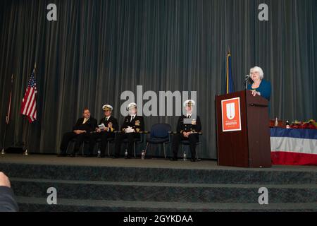 KEYPORT, Washington (Jan 17, 2020) Dr. Carol H. Sawyer, Professorin für Organisationsführung an der University of La Verne, Kalifornien, und Sponsor des Schnellangriffs-U-Bootes USS Pittsburgh (SSN 720) der Los Angeles-Klasse, hält während der Inaktivierungszeremonie des Bootes im U.S. Naval Undersea Museum in Keyport, Washington, am 17. Januar, Bemerkungen. Pittsburgh und ihre Crew machten ihren ersten arktischen Transit für einen letzten Heimnetzwechsel von Groton, Connecticut, nach Bremerton, Washington, der am 28. Mai eintraf, 2019 um den Inaktivierungs- und Stilllegungsprozess zu starten. (USA Navy Foto von Mass Communication Speci Stockfoto