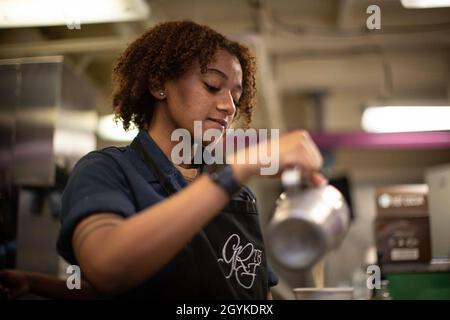 ATLANTISCHER OZEAN (Jan 17, 2020) Seaman Deja Goss aus Detroit, der USS Gerald R. Fords (CVN 78) Versorgungsabteilung zugewiesen wurde, macht Kaffee in Mac's Coffee Shop. Als Baristas arbeitende Servicespezialisten im Einzelhandel werden jährlich zu Schulungen geschickt, um ihre Zertifizierungen zu behalten. (USA Navy Foto von Mass Communication Specialist 3rd Class Zachary Melvin) Stockfoto