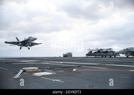 ATLANTISCHER OZEAN (Jan 17, 2020) ein EA-18G Growler, der dem Air Test and Evaluation Squadron (VX) 23 zugewiesen wurde, nähert sich dem Flugdeck von USS Gerald R. Ford (CVN 78). Ford führt derzeit Flugzeugkompatibilitätstests durch, um seine elektromagnetischen Flugzeugstartsysteme (EMALS) und Advanced Arresting Gear (AAG) weiter zu testen. (USA Navy Foto von Mass Communication Specialist Seaman Zack Guth) Stockfoto