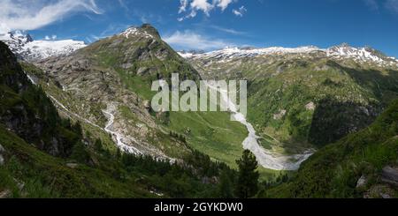 Fluss und Gletscher in den österreichischen Alpen (bei Großvenediger) am sommerblauen Himmel Stockfoto