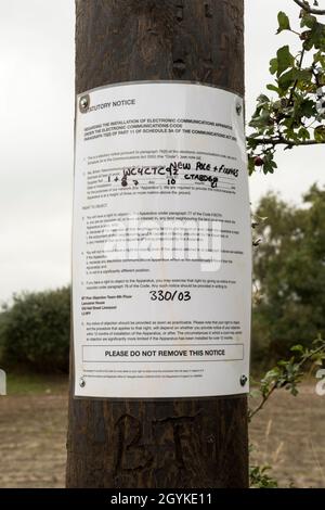 Gesetzliche Mitteilung gemäß dem Communications Act 2003, festgelegt auf einen neu installierten Telegrafenmast. Stockfoto