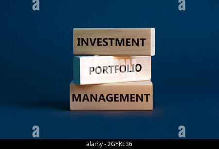 Symbol für das Management von Investmentportfolios. Begriff „Investment Portfolio Management“. Schöner grauer Hintergrund. Geschäft, Investmentportfolio Mann Stockfoto