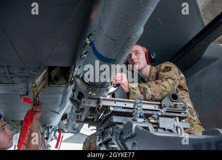 U.S. Air Force Airman First Class Jeffrey Abbey (links), 67. Aircraft Maintenance Unit Load Crew-Mitglied und Staff Sgt. James Whelan (rechts), 67. Chef der AMU-Laderampfflugzeug, sicherte sich während des jährlichen Waffenladungswettbewerbs auf der Kadena Air Base, Japan, am 17. Januar 2020, eine AIM-120-Flugrakete mit mittlerer Reichweite auf ein F-15C Eagle-Flugzeug. Bei diesem Event handelt es sich um einen Verladewettbewerb zwischen Waffenlader-Mannschaften vom 44. Und 67. AMU. Jedes Jahr kämpft das Top-Team der Waffenlader aus jedem Quartal um den jährlichen Titel der Waffenlader-Crew des Jahres. (USA Luftwaffe Foto von Naoto Anazawa) Stockfoto