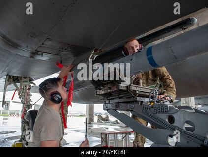 U.S. Air Force Airman First Class Jeffrey Abbey (links), 67. Aircraft Maintenance Unit Load Crew-Mitglied und Staff Sgt. James Whelan (rechts), 67. Chef der AMU-Laderampfflugzeug, sicherte sich während des jährlichen Waffenladungswettbewerbs auf der Kadena Air Base, Japan, am 17. Januar 2020, eine AIM-120-Flugrakete mit mittlerer Reichweite auf ein F-15C Eagle-Flugzeug. Bei diesem Event handelt es sich um einen Verladewettbewerb zwischen Waffenlader-Mannschaften vom 44. Und 67. AMU. Jedes Jahr kämpft das Top-Team der Waffenlader aus jedem Quartal um den jährlichen Titel der Waffenlader-Crew des Jahres. (USA Luftwaffe Foto von Naoto Anazawa) Stockfoto