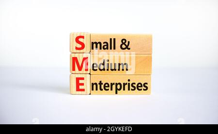 SME small and medium enterprises symbol. Words SME small and medium enterprises on blocks on a beautiful white background. Business and SME small and Stockfoto