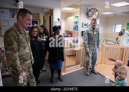 US Air Force Col. Jeffrey Nelson, links, Kommandant des 60th Air Mobility Wing und Kommandochef Master Sgt. Derek Crowder, Dritter von rechts, 60. AMW-Kommandochef, begrüßt die Kinder zusammen mit Mitarbeitern des Child Development Center III bei einem Besuch der Führungsrunden am 17. Januar 2020 auf der Travis Air Force Base, Kalifornien. Das Leadership Rounds-Programm bietet der 60. AMW-Führung die Möglichkeit, mit Mitgliedern von Team Travis zu interagieren und einen detaillierten Überblick über jede Mission zu erhalten, die auf der Basis durchgeführt wird. (USA Luftwaffe Foto von Lan Kim) Stockfoto