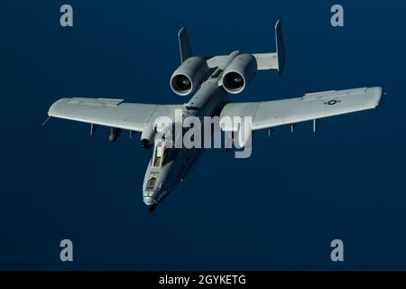 Ein Thunderbolt II der US Air Force A-10C fliegt über dem Verantwortungsbereich des US Central Command, 17. Januar 2020. Der Thunderbolt II ist ein hochpräziser, globaler Reach-Airframe, der US- und Koalitionskräften eine wendige Nahluftunterstützung und eine präzise Schlagplattform bietet. (USA Luftwaffe Foto von Mitarbeitern. Sgt. Daniel Snider) Stockfoto