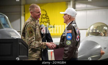 Col. Jon Eberlan, Kommandant des 75. Luftwaffenstützpunktes, überreicht dem ehemaligen Luftwaffenchef LT. Col. Jay Hess eine Münze anlässlich des Beginns der 80. Jubiläumsfeier der Luftwaffenbasis Hill am 18. Januar 2019 im Hill Aerospace Museum. (USA Luftwaffe Foto von R. Nial Bradshaw) Stockfoto