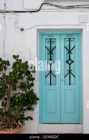 Klassische und alte schöne türkisfarbene Tür in frigiliana Stadt, an der costa del sol, malaga. Stockfoto