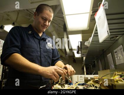 ATLANTISCHER OZEAN (Jan 19, 2020) Flugzeugelektroniktechniker der 1. Klasse Anthony Thompson aus Helen, Georgia, beauftragt mit der Wartungsabteilung für Flugzeuge von USS Gerald R. Ford (CVN 78), führt Widerstandstests an einem APM-403-Höhenmesserprüfkit im Vorwärtsavionikgeschäft durch. Ford führt derzeit Kompatibilitätstests für Flugzeuge durch. (USA Navy Foto von Mass Communication Specialist Seaman Zack Guth) Stockfoto