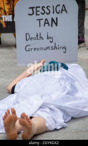 London, England, Großbritannien. Okt. 2021. Umweltproteste aus dem Extinction Rebellion halten vor Black Rock ein Einstempelchen aus Protest gegen ihre fortgesetzten Investitionen in fossile Brennstoffe. Black Rock soll Unternehmen finanzieren, die neben der Förderung von Öl, Gas und Kohle in Entwaldung und Menschenrechtsverletzungen verwickelt sind.Quelle: Denise Laura Baker/Alamy Live News Stockfoto