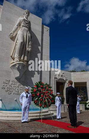 200119-N-PM193-1215 HONOLULU (JAN 19, 2020) der amtierende Navy-Sekretär Thomas B. Modly steht vor einem Kranz am Fuß der Lady Columbia-Statue auf dem National Memorial Cemetery of the Pacific am Punchbowl Crater. Der Besuch beendete seine Kampagne in seiner ersten offiziellen Reise in die US-amerikanischen Verantwortungsbereiche im Indo-Pazifik-Raum. (USA Navy Foto von MC2 Alexander C. Kubitza/veröffentlicht) Stockfoto