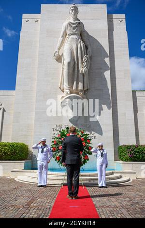 200119-N-PM193-1224 HONOLULU (JAN 19, 2020) der amtierende Navy-Sekretär Thomas B. Modly steht vor einem Kranz am Fuß der Lady Columbia-Statue auf dem National Memorial Cemetery of the Pacific am Punchbowl Crater. Der Besuch beendete seine Kampagne in seiner ersten offiziellen Reise in die US-amerikanischen Verantwortungsbereiche im Indo-Pazifik-Raum. (USA Navy Foto von MC2 Alexander C. Kubitza/veröffentlicht) Stockfoto