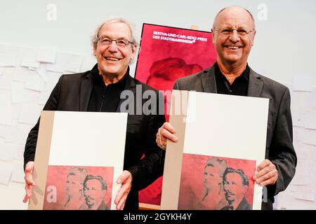 Mannheim, Deutschland. Okt. 2021. Die Preisträger Andreas Knie (l.) und Adalbert Canzler halten ihre Urkunden bei der Preisverleihung des Bertha- und Carl-Benz-Preises in der Kunsthalle Mannheim. Die Mobilitätsforscher Andreas Knie und Adalbert Canzler erhalten den Preis, der mit 10,000 Euro dotiert und alle zwei Jahre vergeben wird. Quelle: Uwe Anspach/dpa/Alamy Live News Stockfoto