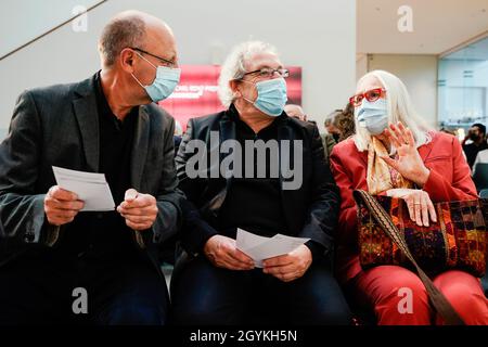 Mannheim, Deutschland. Okt. 2021. Die Preisträger Andreas Knie (l.) und Adalbert Canzler (m) sprechen mit Jutta Benz, Urenkelin von Bertha und Carl Benz, bei der Verleihung des Bertha- und Carl-Benz-Preises in der Kunsthalle Mannheim. Die Mobilitätsforscher Andreas Knie und Adalbert Canzler erhalten den Preis, der mit 10,000 Euro dotiert und alle zwei Jahre vergeben wird. Quelle: Uwe Anspach/dpa/Alamy Live News Stockfoto