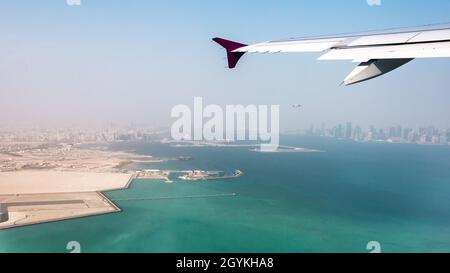 Blick auf die Stadt Doha, Katar aus dem Flugzeugvorlauf. Stockfoto