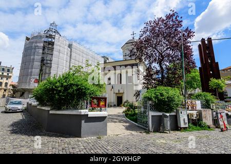 Bukarest, Rumänien - 6. Mai 2021: Alte Kirche in der französischen Straße (Strada Franceza) im historischen Zentrum (Centrul Vechi) an einem sonnigen Frühlingstag Stockfoto