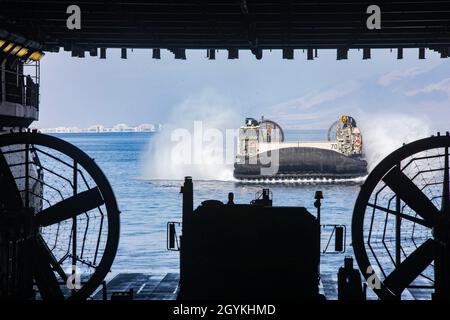 200119-N-LZ839-1177 GOLF VON AQABA (JAN 19, 2020) - Landing Craft, Air Cushion 70 nähert sich dem Brunnendeck des amphibischen Sturmschiffes USS Bataan (LHD 5). Bataan Amphibious Ready Group, mit eingeschifften 26 MEU, führt bilaterale Schulungen in Partnerschaft mit der Royal Jordanian Marines and Navy zur Unterstützung von Seesicherheitsoperationen durch, um Verbündete und Partner zu beruhigen und die Freiheit der Schifffahrt und den freien Handel in der Region zu bewahren. (USA Navy Foto von Mass Communication Specialist Seaman Apprentice Darren Newell) Stockfoto