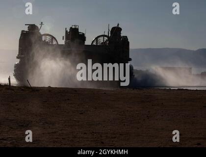 200119-N-KO533-1291 AQABA, Jordanien (Januar 19, 2020) - Landing Craft, Air Cushion 70, zugeordnet der Assault Craft Unit (ACU) 4, kommt an Land. Die "Bataan Amphibious Ready Group" mit eingeschlossenen 26 MEU führt in Partnerschaft mit den Royal Jordanian Marines und der Marine bilaterale Schulungen zur Unterstützung der Seeverkehrssicherheitsoperationen durch, um Verbündete und Partner zu beruhigen und die Freiheit der Navigation und des freien Handels in der Region zu wahren. (USA Navy Foto von Mass Communication Specialist 3. Klasse Lenny Weston) Stockfoto