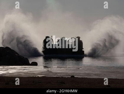 200119-N-KO533-1275 AQABA, Jordanien (Januar 19, 2020) - Landing Craft, Air Cushion 70, zugeordnet der Assault Craft Unit (ACU) 4, kommt an Land. Die "Bataan Amphibious Ready Group" mit eingeschlossenen 26 MEU führt in Partnerschaft mit den Royal Jordanian Marines und der Marine bilaterale Schulungen zur Unterstützung der Seeverkehrssicherheitsoperationen durch, um Verbündete und Partner zu beruhigen und die Freiheit der Navigation und des freien Handels in der Region zu wahren. (USA Navy Foto von Mass Communication Specialist 3. Klasse Lenny Weston) Stockfoto