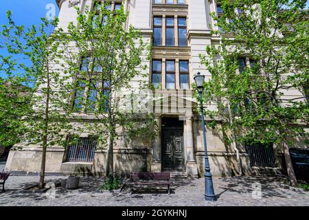 Bukarest, Rumänien - 6. Mai 2021: Alte Gebäude mit Bars und Restaurants in der French Street (Strada Franceza) im historischen Zentrum (Centrul Vechi) Stockfoto