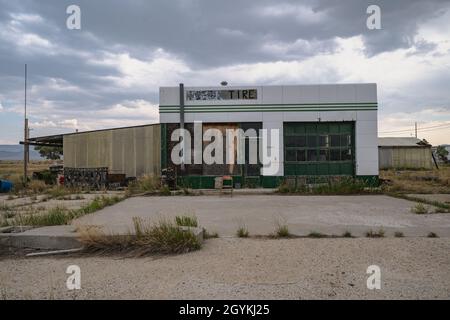 Jeffrey City, Wyoming - 5. August 2021: Der verlassene ehemalige Reifendienstmechaniker in der Geisterstadt und ehemaligen Uranboomstadt Stockfoto