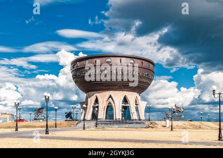 Kazan Family Center vor einem dramatischen Himmel in Kazan, Russland Stockfoto