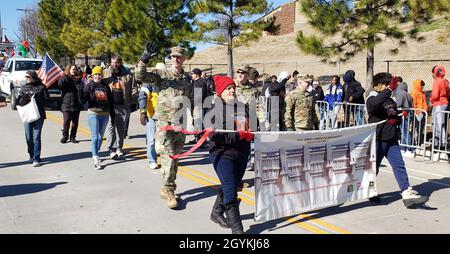 Das Ingenieurkorps der US-Armee, der Bezirkskommandant von Tulsa, Col Scott Preston, sowie Mitarbeiter und Familienmitglieder gedachten am 20. Januar 2020 der Festtage von Dr. Martin Luther King Jr., indem sie an der 41. Jährlichen Parade und dem Diensttag der Stadt teilnahmen. Etwa 40 Freiwillige kamen bei kaltem Wetter heraus, um an den Veranstaltungen teilzunehmen, die vom Black Employees Program Committee des Tulsa District organisiert wurden. Laut Dr. Martin Luther King Jr., Gedenkgesellschaft, ist die Absicht der MLK Day Parade, dass Teilnehmer jeden Alters Spaß haben, sich an Dr. Kings Vermächtnis erinnern und wie sie es können Stockfoto