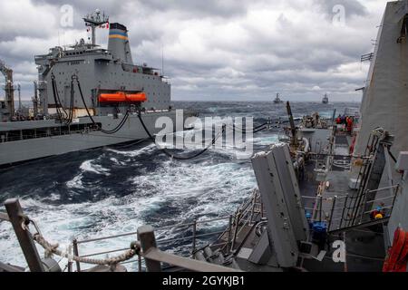 200120-N-OQ778-1042 ATLANTISCHER OZEAN (JANUAR 20, 2019) Der Lenkflugkörperzerstörer der Arleigh-Burke-Klasse USS Truxtun neben dem Flottennachschuböler der Henry-J.-Kaiser-Klasse USNS Joshua Humphreys (T-AO 188) zur Durchführung eines Nachschubs auf See. Truxtun führt Operationen im Atlantik als Teil der "USS Dwight D. Eisenhower Carrier Strike Group" durch. (USA Navy-Foto von Mass Communication Specialist, 3. Klasse, Kody A. Phillips/Veröffentlicht) Stockfoto