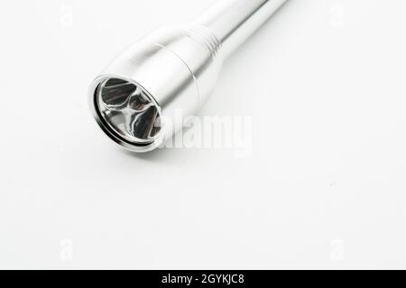 Silberne Taschenlampe mit isoliertem leeren Hintergrund Stockfoto