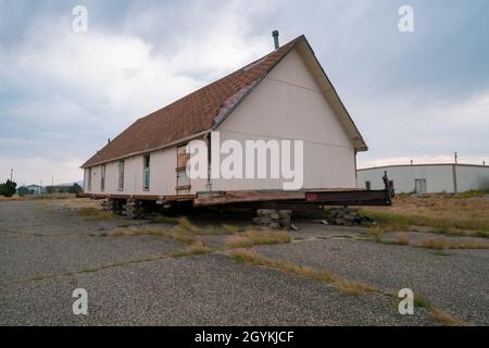 Haus auf Paletten und Blöcken, das in die verlassene Geisterstadt Jeffrey City Wyoming verlegt werden soll Stockfoto