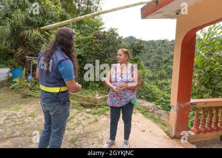 Adjuntas, PR, 20. Januar 2020 -- Christian Rodriguez, Spezialist für individuelle Unterstützung der FEMA, spricht mit der Erdbebenüberlebenden Teresa Maldonado während einer vorläufigen Schadensbewertung in Adjuntas, wo eine Erklärung zur Katastrophenhilfe für Erdbebenschäden ansteht. Foto von Liz Roll/FEMA Stockfoto