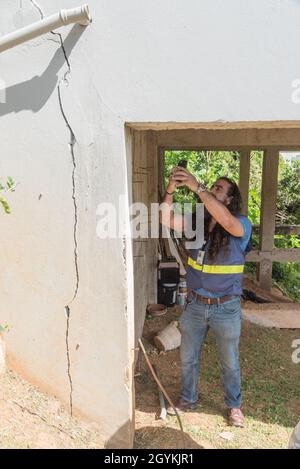 Adjuntas, PR, 20. Januar 2020 -- Christian Rodriguez , ein FEMA-Spezialist für individuelle Hilfe, führt in Adjuntas eine Schadensbewertung durch, um eine mögliche Aufnahme in die Katastrophenerklärung für das Erdbeben in Puerto Rico am 7. Januar zu ermöglichen. Foto von Liz Roll/FEMA Stockfoto