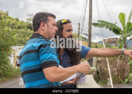 Adjuntas, PR, 20. Januar 2020 -- Christian Rodriguez, Spezialist für individuelle Unterstützung der FEMA, und Jarvier Vázquez, Emergency Manager von Adjuntas, sowie andere Bundes- und Commonwealth-Beamte führen in Adjuntas eine vorläufige Schadensbewertung durch, wo eine Erklärung zur Katastrophenhilfe für Erdbebenschäden ansteht. Foto von Liz Roll/FEMA Stockfoto