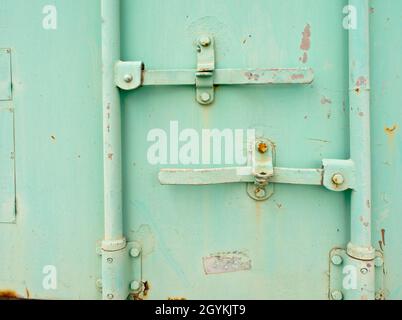 Nahaufnahme der Behältertür und der Dübelverriegelung Stockfoto