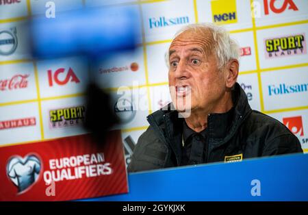 Bernard Challandes, Cheftrainer der kosovarischen Fußballnationalmannschaft, während einer Pressekonferenz vor dem morgigen Spiel der Qualifikationsgruppe B der FIFA-Weltmeisterschaft Europa 2022 zwischen Schweden und dem Kosovo in der Friends Arena in Stockholm, Schweden, am 08. Oktober 2021. Foto: Claudio Bresciani / TT / Kod 10090 Stockfoto