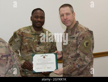 Brig. General Howard Geck, stellvertretender Generalkommandant, Operational Command Post, 1st Theatre Sustainment Command (TSC), posiert mit Staff Sgt. Daryl Jackson, 33. Quartermaster-Abteilung, nachdem er ihm während einer Abschlussfeier der Tour im Camp Arifjan, Kuwait, am 21. Januar 2020 eine Ehrenmedaille der Armee überreicht hatte. Das 320. QM-DET, das als Subarea Petroleum Office im Support Operations, 1st TSC OCP, diente, wird Anfang Februar neu eingesetzt. (USA Armeefoto von Meister Sgt. Jonathan Wiley) Stockfoto