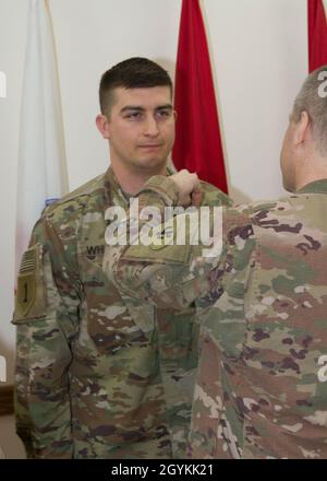 Brig. General Howard Geck, stellvertretender Generalkommandant, Operational Command Post, 1st Theatre Sustainment Command (TSC), stiftet eine Verdienstmedaille auf Capt. Kyle Whalen, 320. Quartermaster Detachment (QM DET), während einer Abschlussfeier der Tournee im Camp Arifjan, Kuwait, 21. Januar 2020. Das 320. QM-DET, das als Subarea Petroleum Office im Support Operations, 1st TSC OCP, diente, wird Anfang Februar neu eingesetzt. (USA Armeefoto von Meister Sgt. Jonathan Wiley) Stockfoto