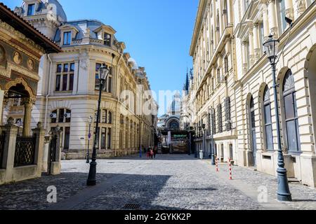 Bukarest, Rumänien - 5. Juni 2021: Alte Gebäude im historischen Zentrum an einem sonnigen Sommertag Stockfoto