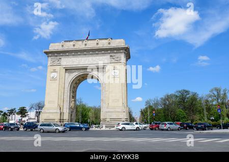 Bukarest, Rumänien, 24. April 2021: Arcul de Triumph (Triumphbogen) ist ein Triumphbogen und Wahrzeichen, der sich im nördlichen Teil der Stadt befindet Stockfoto