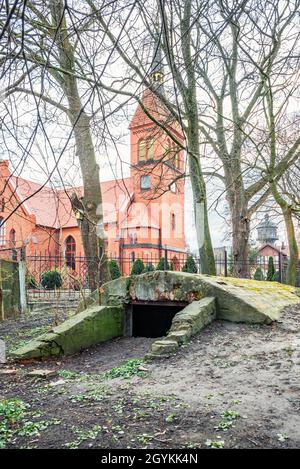 Eingang in den Keller oder alten Bunker vor der gotischen Kathedrale Stockfoto