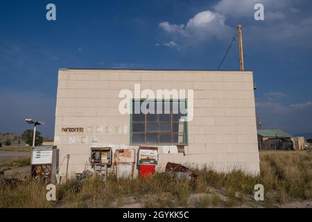 Jeffrey City, Wyoming - 5. August 2021: Verlassene Tankstelle mit alten Gaspumpen in der ehemaligen Boomstadt Jeffrey City Stockfoto